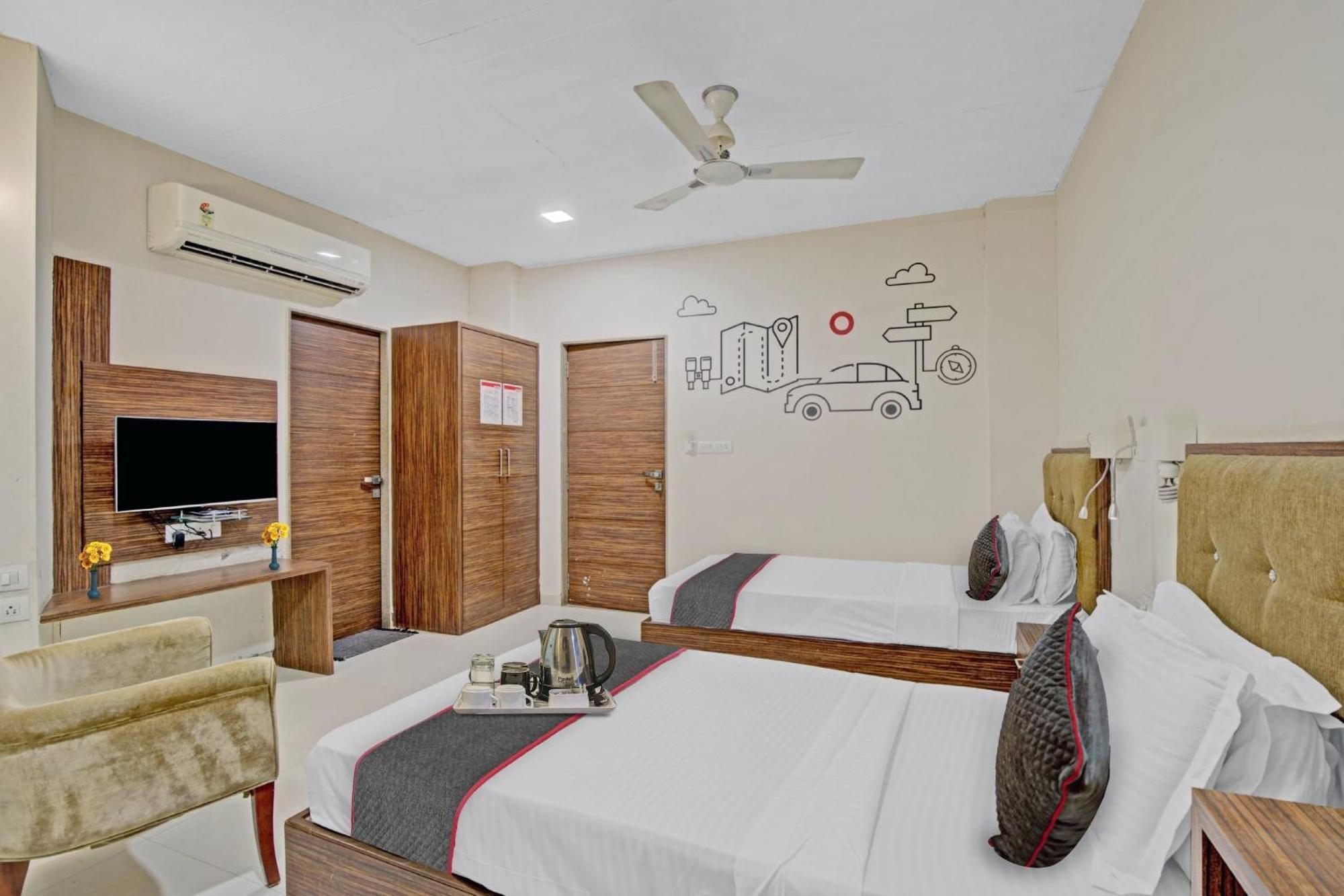 Hotel O The Kia Residency Hotel And Banquet Ahmedabad Esterno foto