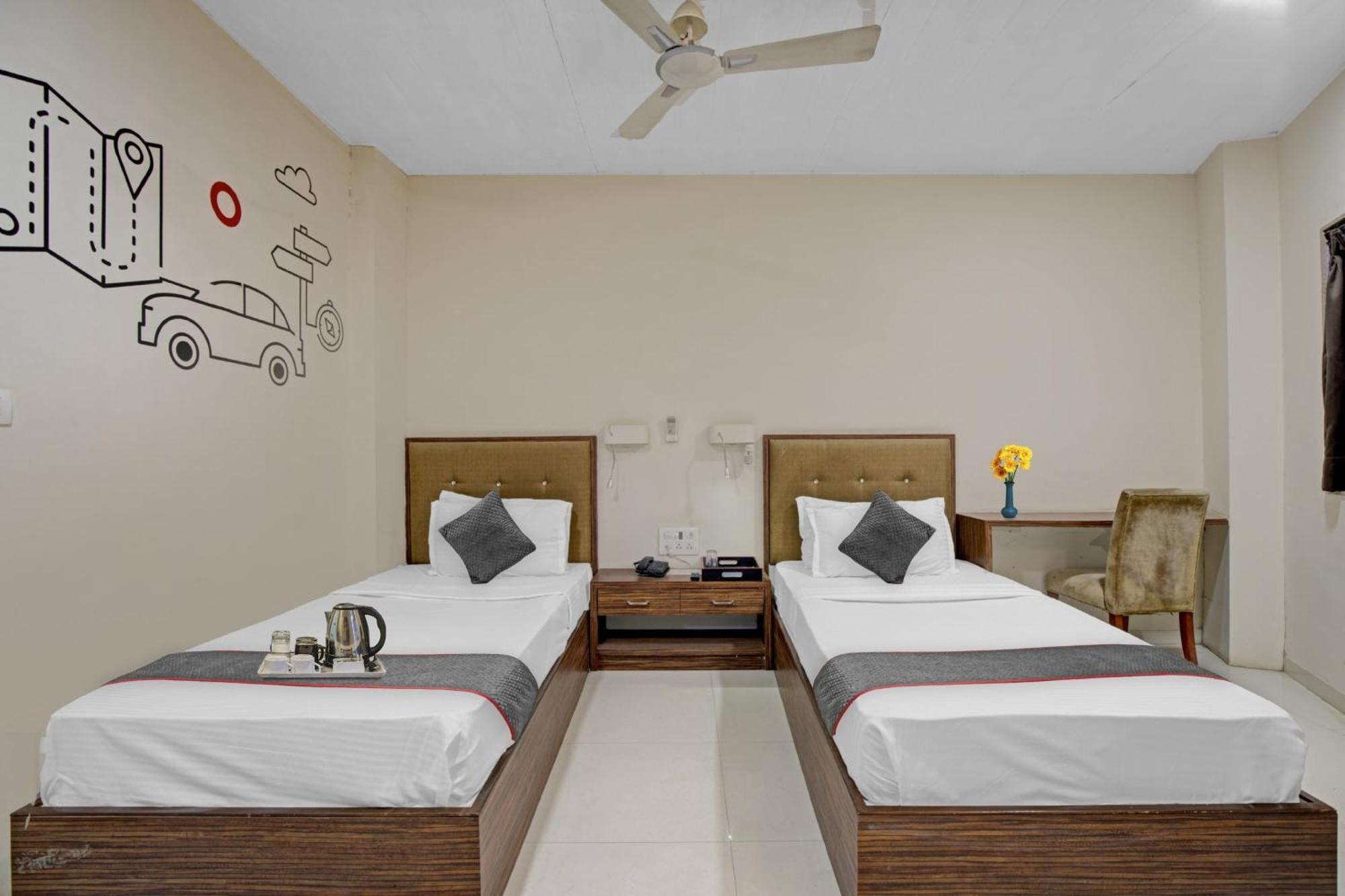 Hotel O The Kia Residency Hotel And Banquet Ahmedabad Esterno foto