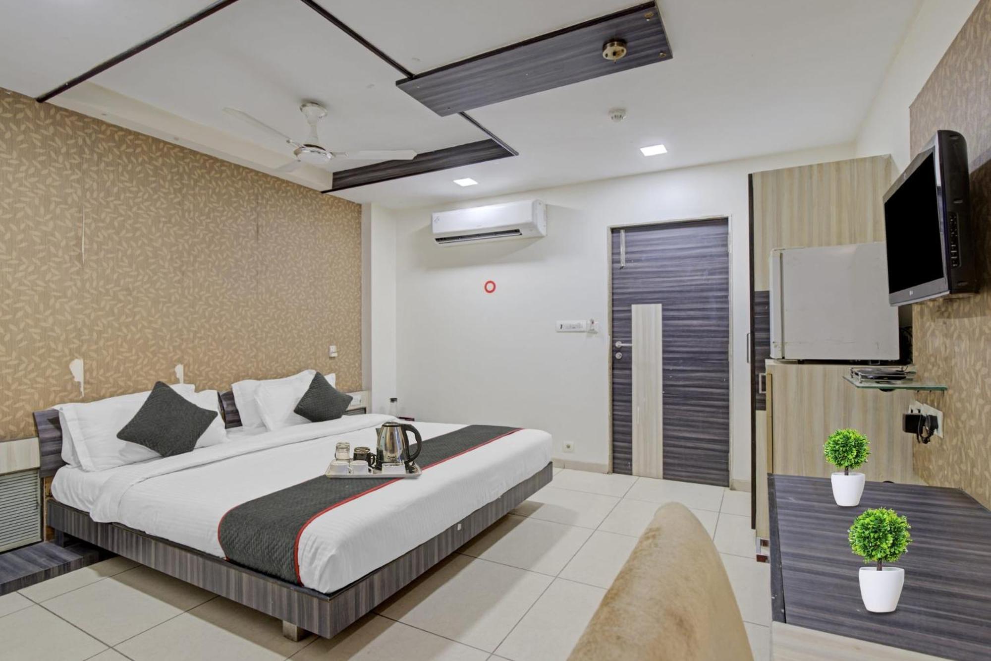 Hotel O The Kia Residency Hotel And Banquet Ahmedabad Esterno foto