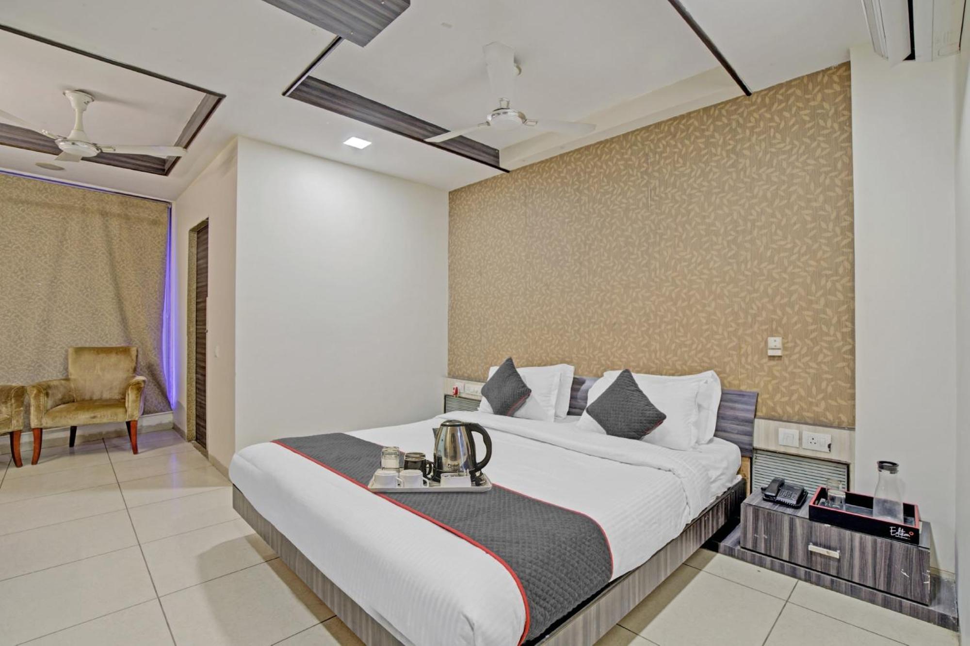 Hotel O The Kia Residency Hotel And Banquet Ahmedabad Esterno foto