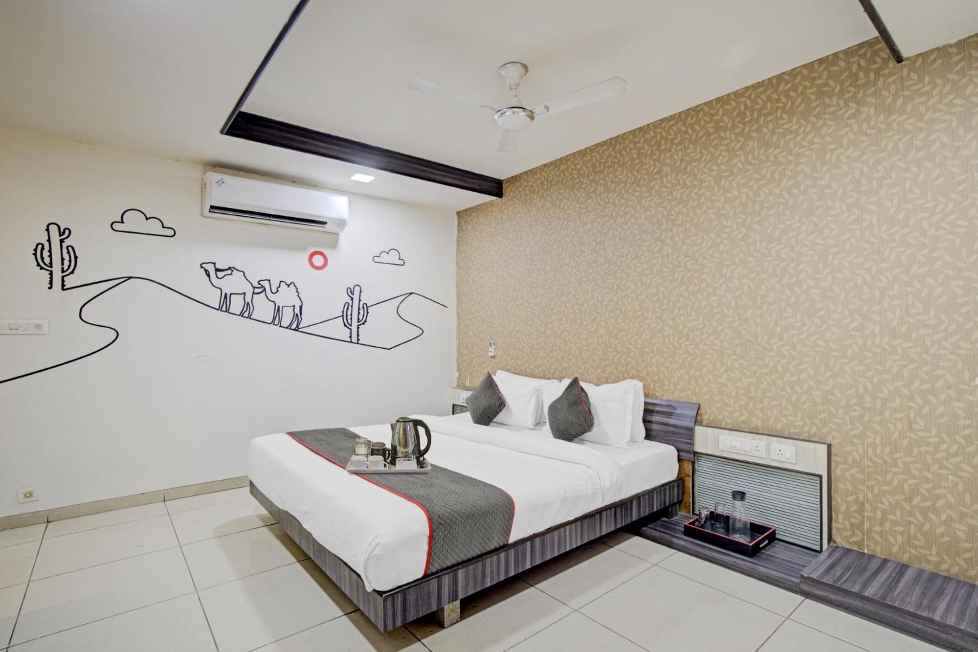 Hotel O The Kia Residency Hotel And Banquet Ahmedabad Esterno foto