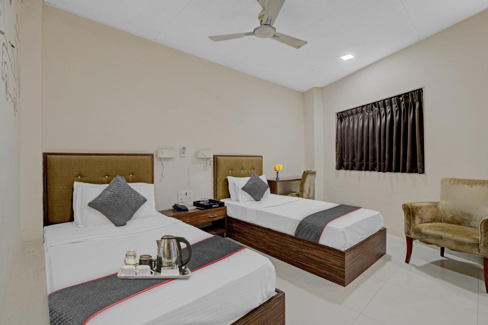 Hotel O The Kia Residency Hotel And Banquet Ahmedabad Esterno foto