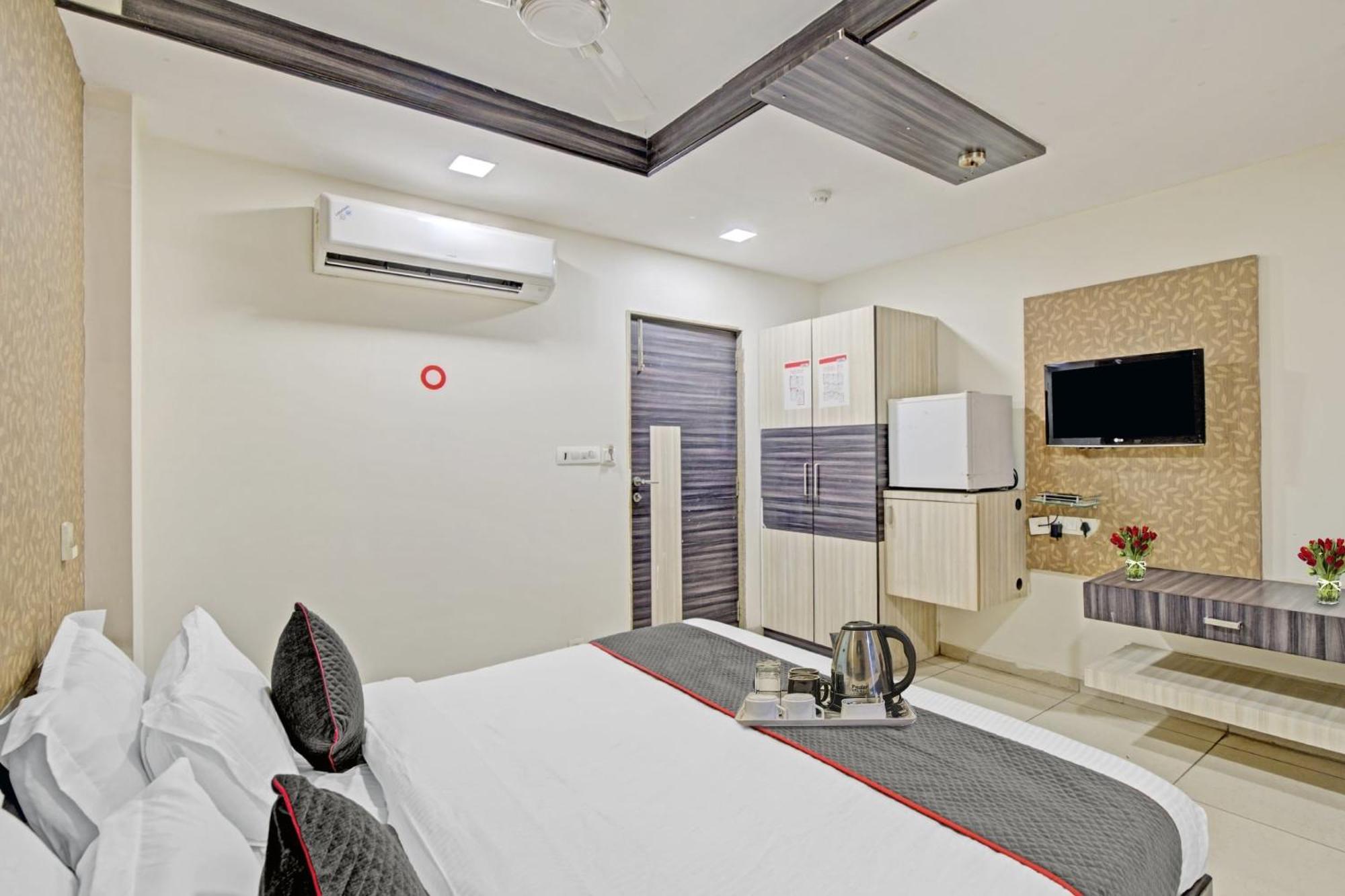 Hotel O The Kia Residency Hotel And Banquet Ahmedabad Esterno foto