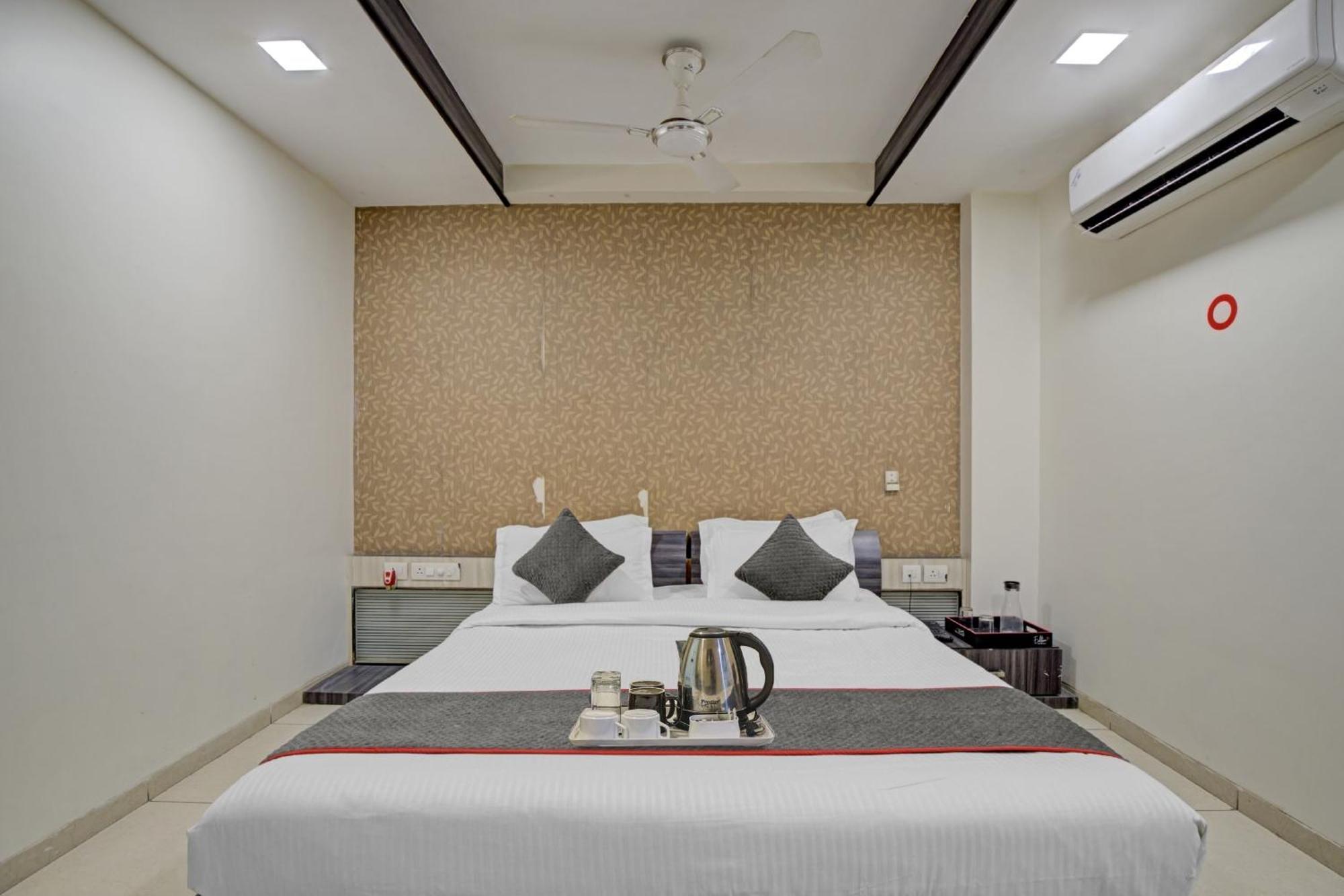 Hotel O The Kia Residency Hotel And Banquet Ahmedabad Esterno foto