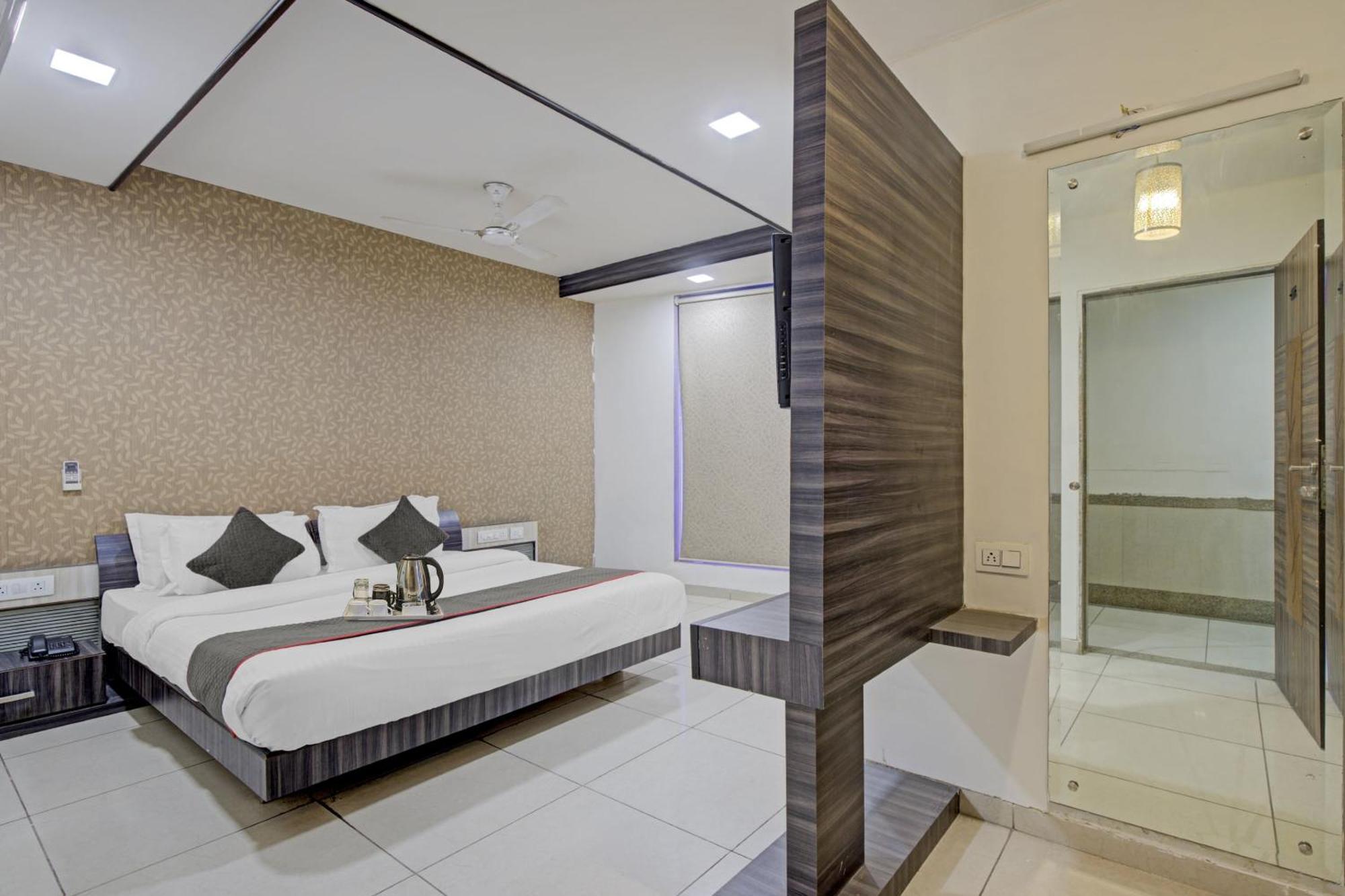 Hotel O The Kia Residency Hotel And Banquet Ahmedabad Esterno foto