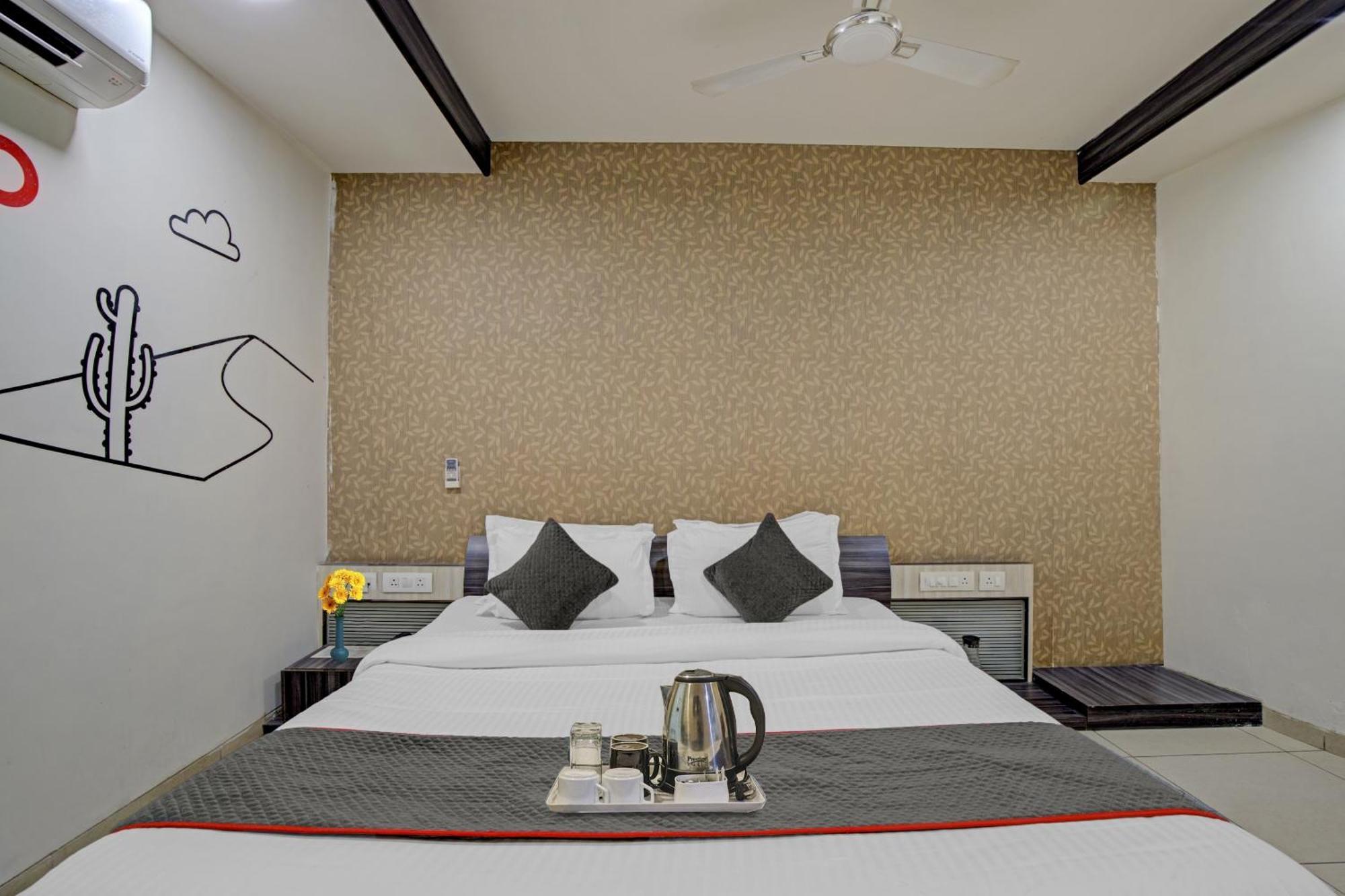 Hotel O The Kia Residency Hotel And Banquet Ahmedabad Esterno foto
