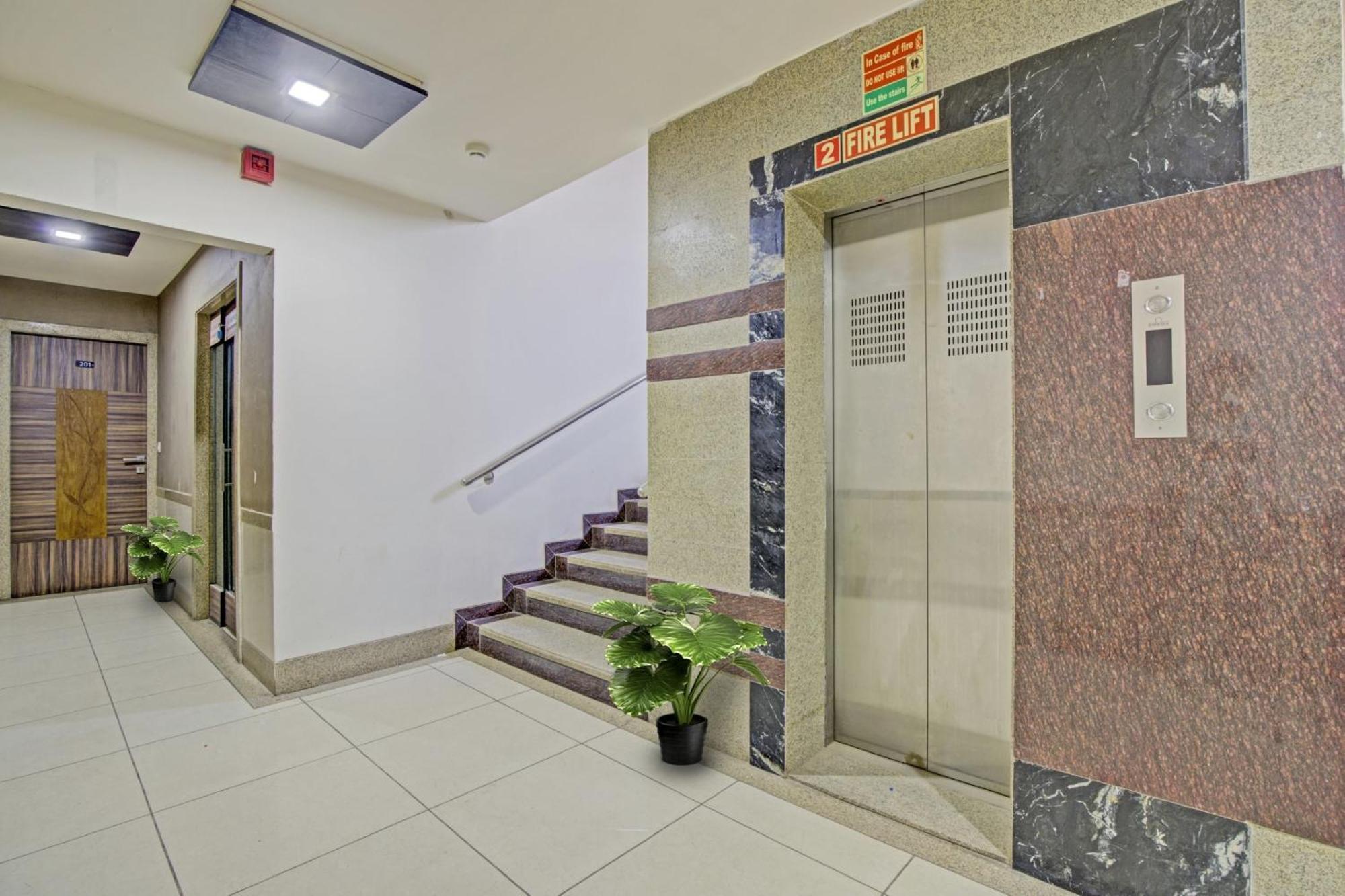 Hotel O The Kia Residency Hotel And Banquet Ahmedabad Esterno foto