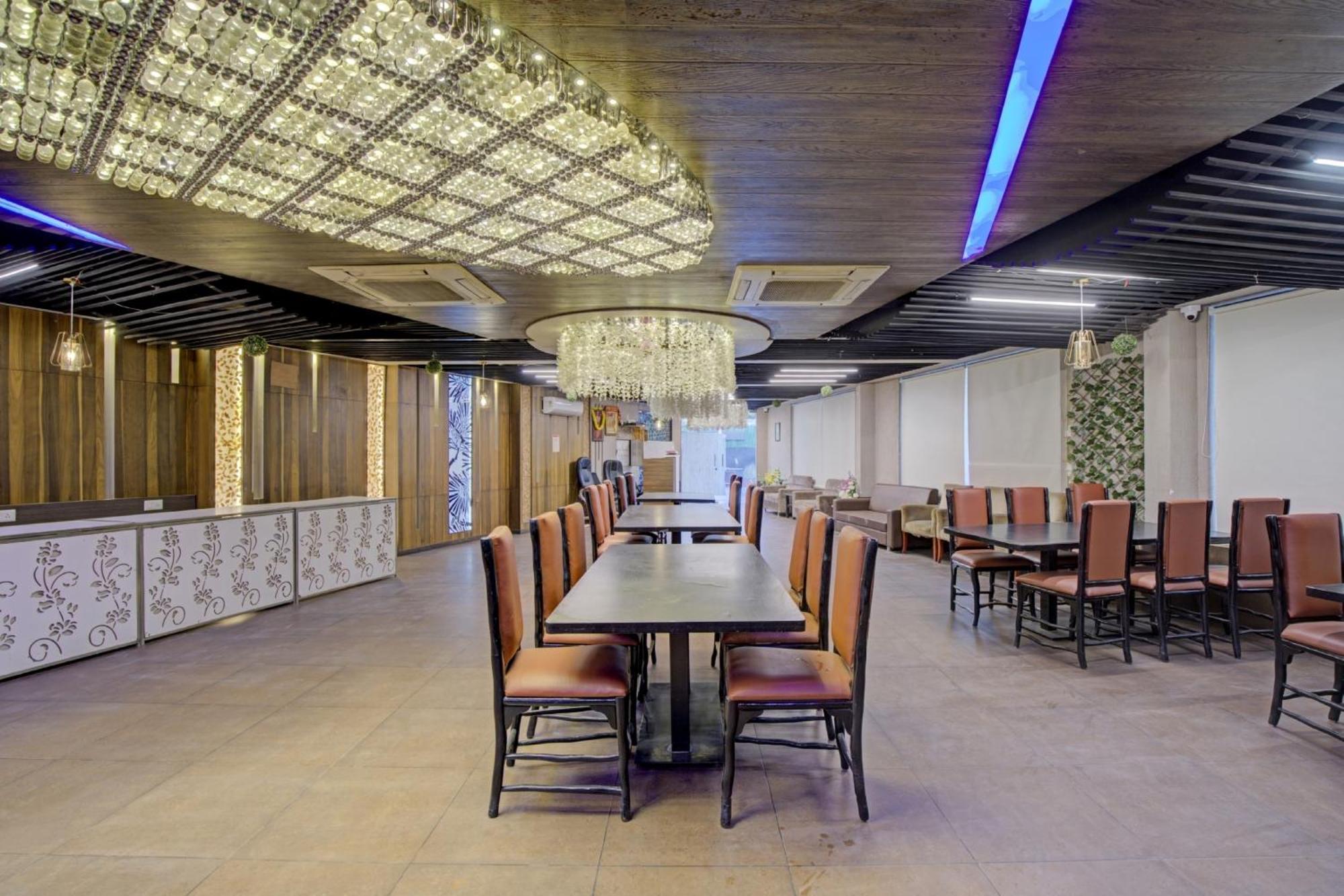 Hotel O The Kia Residency Hotel And Banquet Ahmedabad Esterno foto